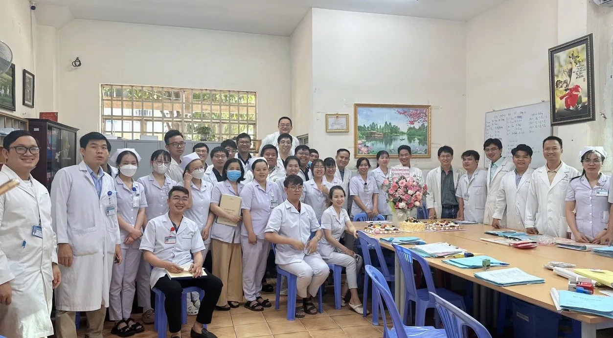 BSCKII Võ Thái Trung cùng đồng nghiệp tại Bệnh viện Đa khoa Bình Dương. Ảnh: Báo Sức khỏe & Đời sống.