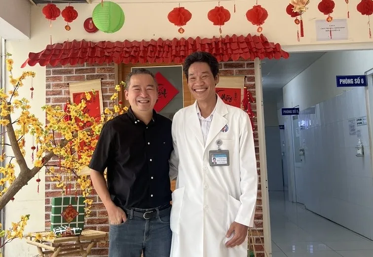 PGS.TS.BS Nguyễn Lân Hiếu (trái) và BSCKII Võ Thái Trung tại Bệnh viện Đa khoa Bình Dương. Ảnh: nhân vật cung cấp, đăng trên Báo Sức khỏe & Đời sống.