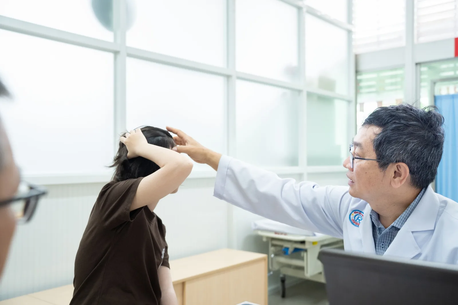 TS.BS Trần Minh Trí thăm khám người bệnh tại Bệnh viện Chợ Rẫy. Ảnh: Bệnh viện Chợ Rẫy / VnEconomy.