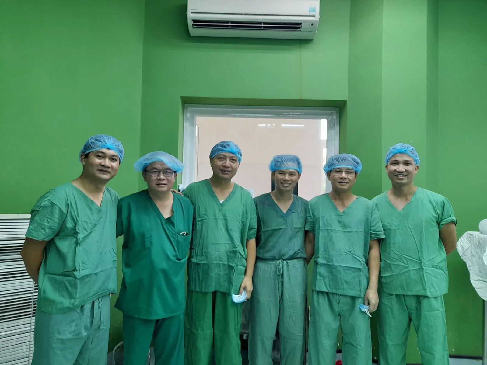 BS Nguyễn Cao Viễn (thứ ba từ phải qua) cùng đồng nghiệp tại Bệnh viện Chấn thương chỉnh hình Nghệ An. Ảnh: nhân vật cung cấp / Báo Người Lao Động.