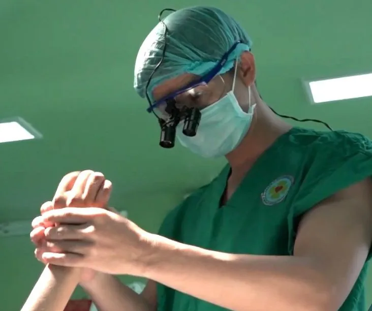 BS Nguyễn Cao Viễn đeo kính lúp phẫu thuật trong phòng mổ. Ảnh: AloBacsiGioi.