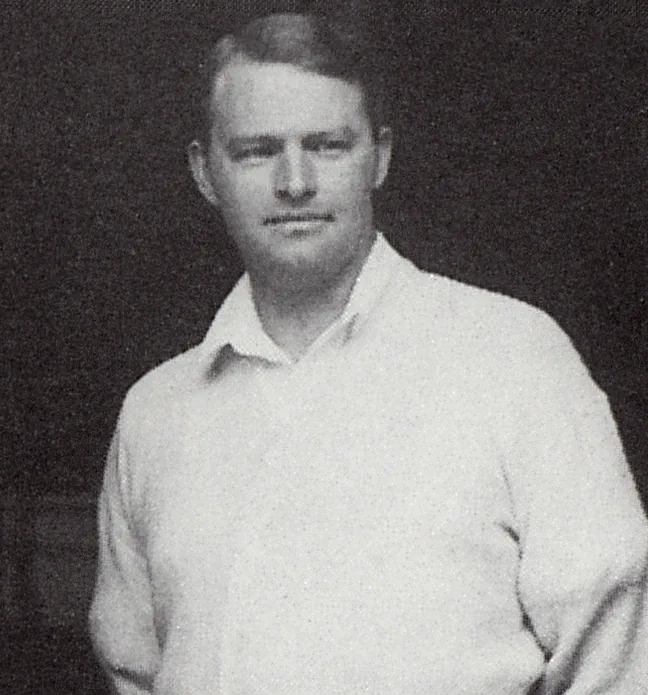Carl-Olof Nylén (1892–1978), bác sĩ tai mũi họng người Thụy Điển. Năm 1921, ông dùng kính hiển vi một mắt trong phẫu thuật tai – mốc được xem là khởi đầu của vi phẫu. Ảnh: Swedish Olympic Committee (khoảng thập niên 1910) / Wikimedia Commons, Public domain