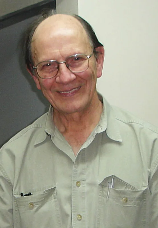GS. Robert D. Acland (1941–2016), nhà vi phẫu, người thiết kế kẹp mạch vi phẫu mang tên ông và tác giả sách hướng dẫn thực hành vi phẫu mạch máu. Ảnh: S. Raja Sabapathy, Indian J Plast Surg 2025 (doi:10.1055/s-0045-1814458), CC BY 4.0