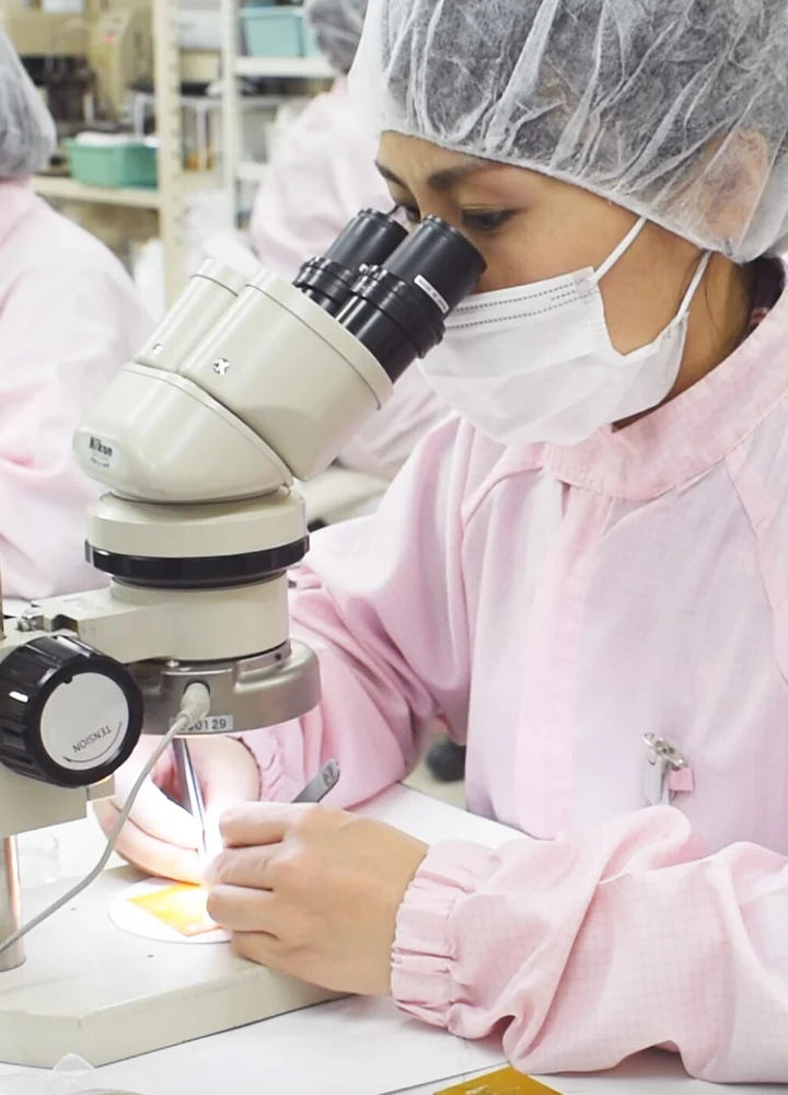 Công đoạn kiểm tra dưới kính hiển vi tại nhà máy Crownjun, Nhật Bản. Ảnh: Crownjun.