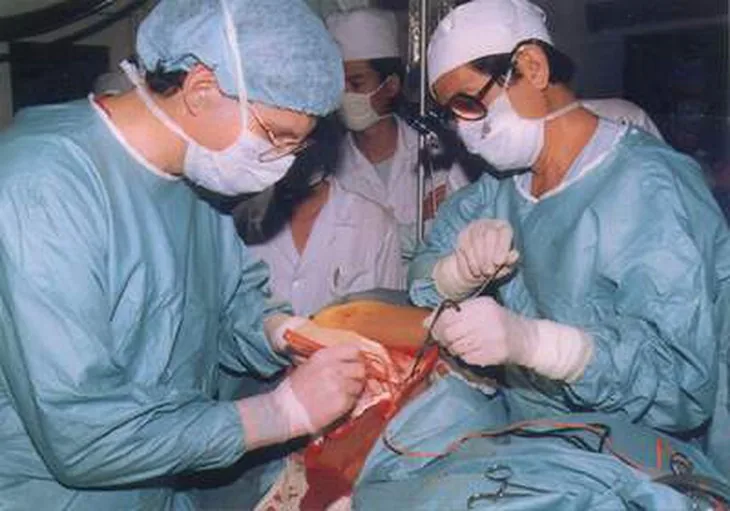 GS.TS Nguyễn Huy Phan và TS Craig Merrell (Mỹ) trong một ca phẫu thuật tại Viện Quân y 108 (ảnh tư liệu). Ảnh: Báo Sức khỏe & Đời sống (Bộ Y tế).