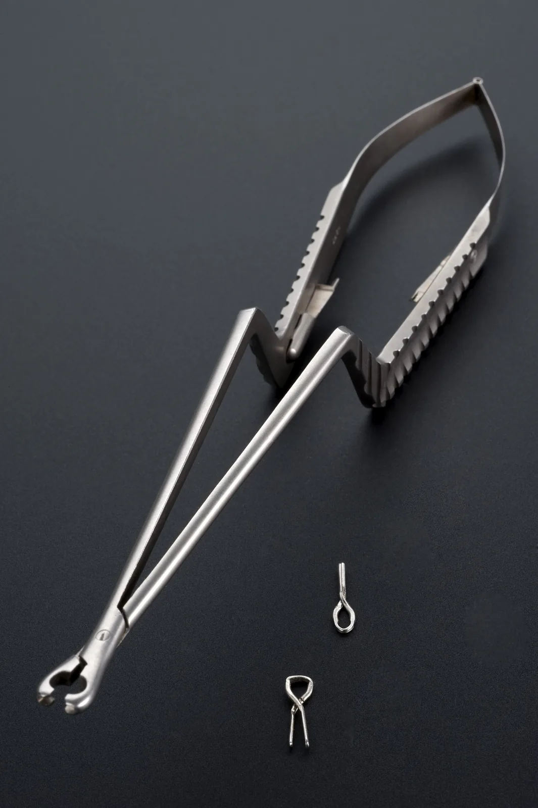 Kìm đặt clip và 2 clip phình mạch Yaşargil (hiện vật Bảo tàng Wellcome, Anh). Clip do GS. M. Gazi Yaşargil sáng chế – người tiên phong đưa vi phẫu vào phẫu thuật thần kinh. Ảnh: Wellcome Collection / Wikimedia Commons, CC BY 4.0