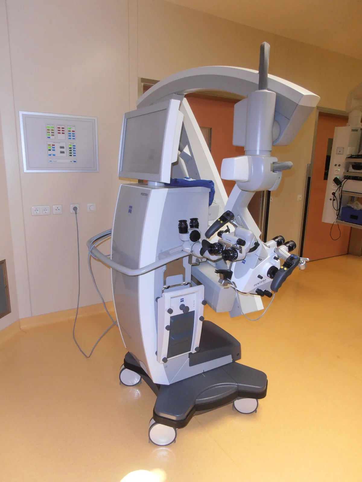 Kính hiển vi phẫu thuật Carl Zeiss OPMI Pentero trên chân đế di động, Trung tâm Phẫu thuật thần kinh Liên bang Tyumen, Nga (ảnh 2013). Ảnh: Dmitry Koshelev / Wikimedia Commons, CC BY-SA 3.0