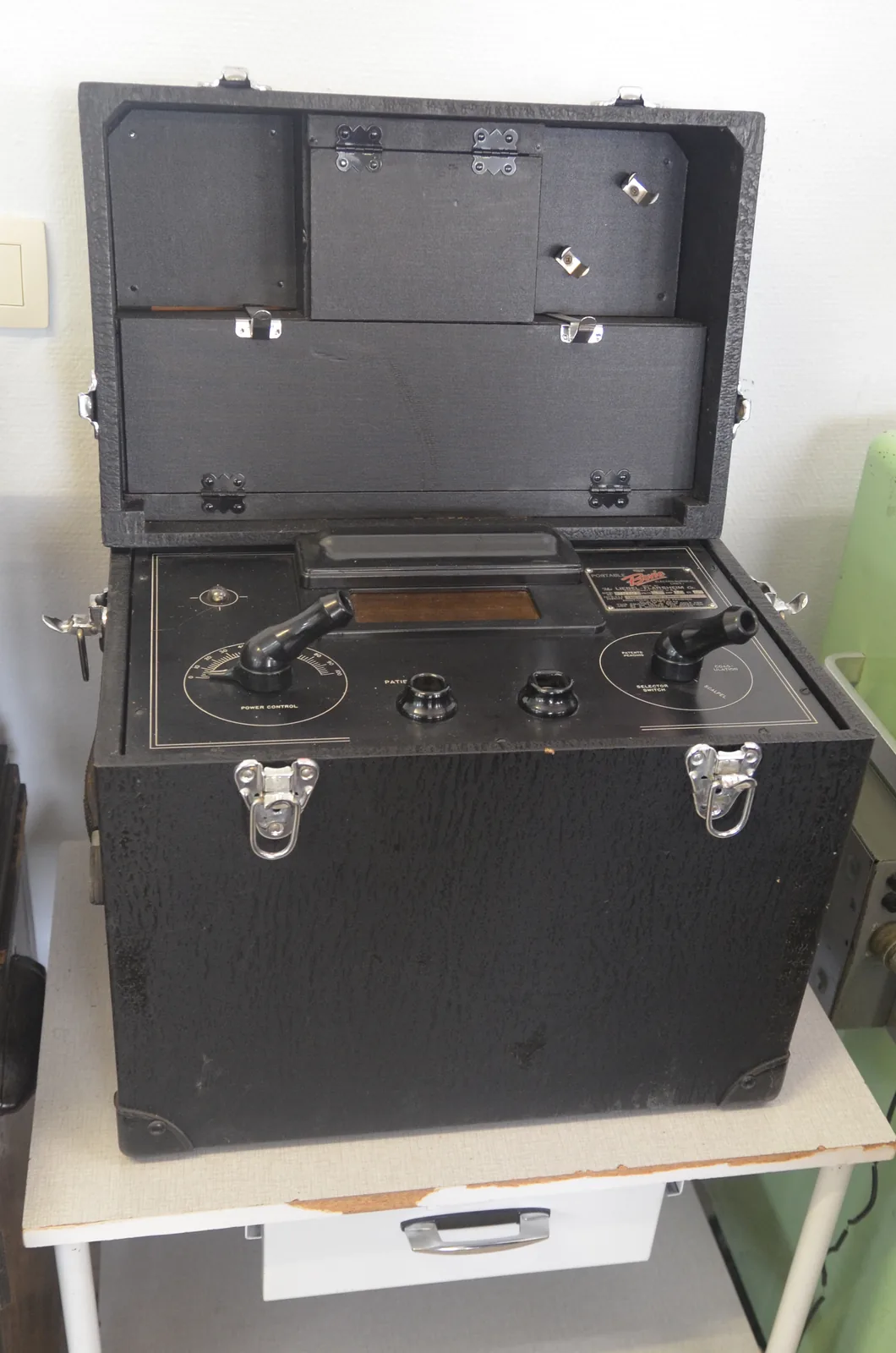 A first-generation portable Bovie electrosurgical unit in a carrying case, used in field hospitals. Photo: Jmh2o / Wikimedia Commons, CC BY-SA 4.0.