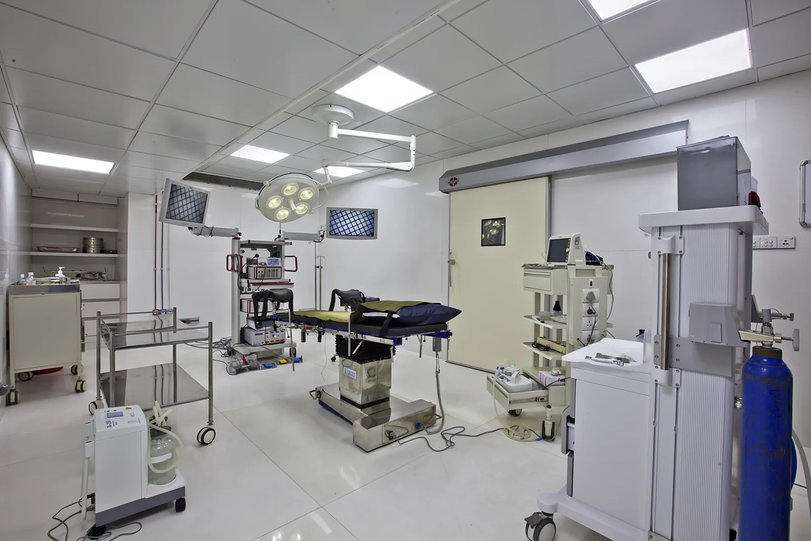 A modern operating theatre, where the electrosurgical unit is standard equipment. Photo: Dr. Jayesh Amin / Wikimedia Commons, CC BY-SA 3.0.