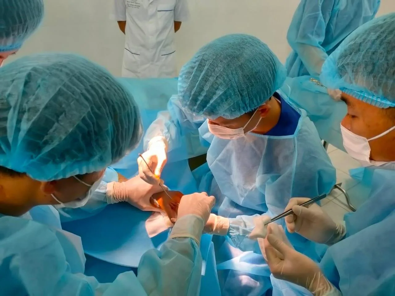 Bác sĩ Bệnh viện Trung ương Quân đội 108 thực hiện một ca vi phẫu cấp cứu tại Bệnh xá đảo Song Tử Tây, quần đảo Trường Sa. Ảnh: Bệnh viện Trung ương Quân đội 108.